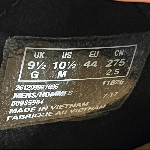 Men’s Clarks Black Leather Wallabees Shoes size 10.5 main image 10